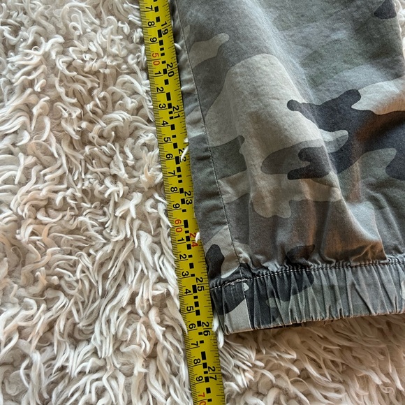 American Eagle Grey Camo Cargo Jean - Picture 6 of 13